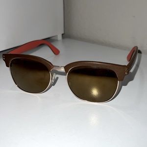 H&M Women’s Sunglasses! Slightly damaged (Not noticeable when wearing them)!
